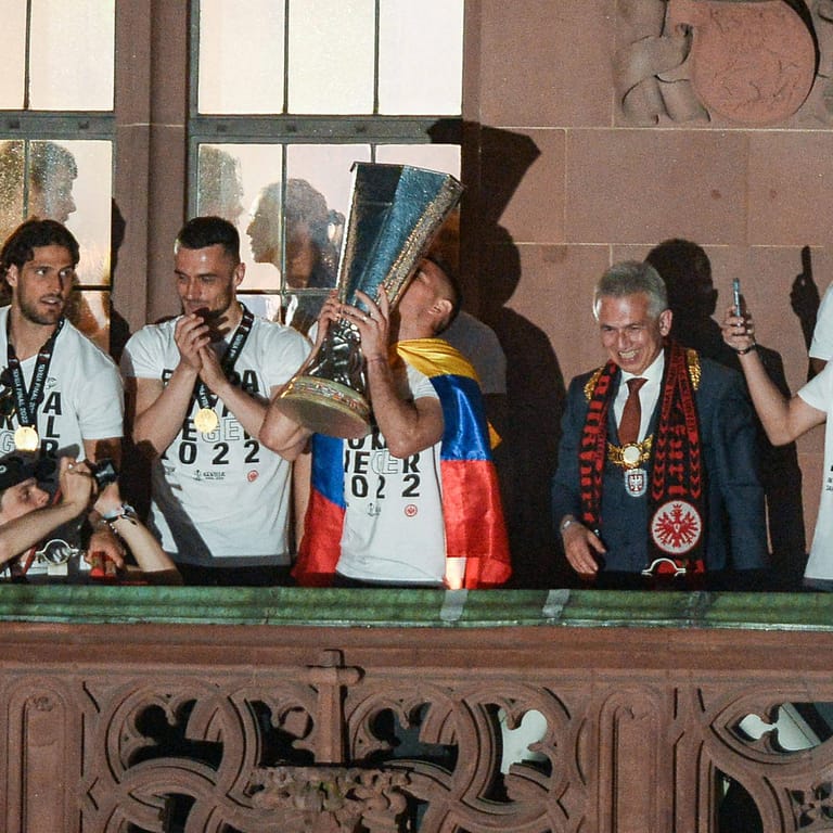 Peter Feldmann (mit Eintracht-Schal) feiert mit der Mannschaft auf dem Balkon des Römer: Für seinen Auftritt erntete der Oberbürgermeister Spott.