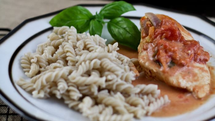 Hähnchenbrust in Tomatensoße: Als Beilage eignen sich Nudeln sehr gut.