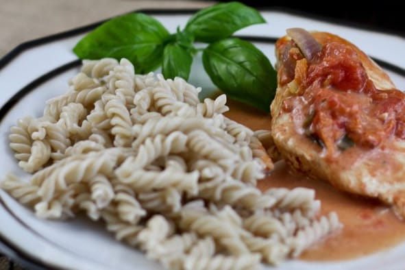 Hähnchenbrust in Tomatensoße: Als Beilage eignen sich Nudeln sehr gut.