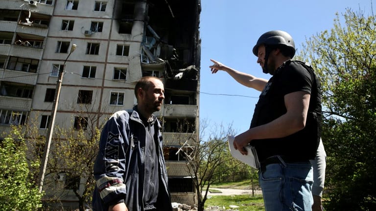 Ruinen nach russischem Beschuss: t-online-Reporter Daniel Mützel (rechts) in der Ostukraine.