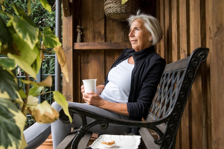 Rentnerin entspannt im Garten (Symbolbild): Sie können selbst dafür sorgen, dass Sie im Alter auf nichts verzichten müssen.