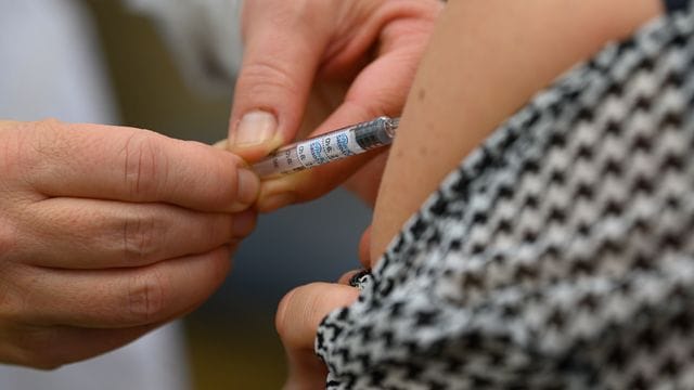 Laut einem Bundestagsbeschluss sind Apotheken in Zukunft zur Grippeschutzimpfung berechtigt, wenn das Personal dafür entsprechend geschult wurde. Laut einem Bundestagsbeschluss sind Apotheken in Zukunft zur Grippeschutzimpfung berechtigt, wenn das Personal dafür entsprechend geschult wurde.