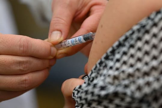 Laut einem Bundestagsbeschluss sind Apotheken in Zukunft zur Grippeschutzimpfung berechtigt, wenn das Personal dafür entsprechend geschult wurde.