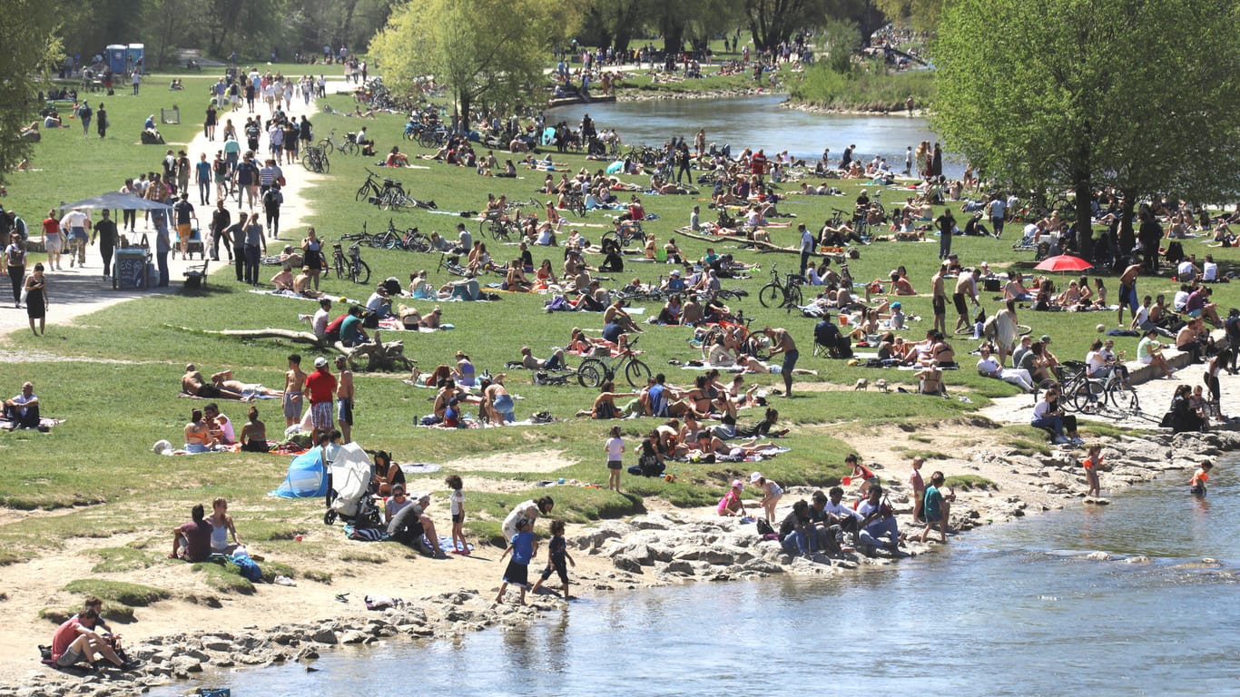 Sommer in München und die Menschen strömten in Massen an die Isar (Archivbild): weniger Grün, mehr Hitze.