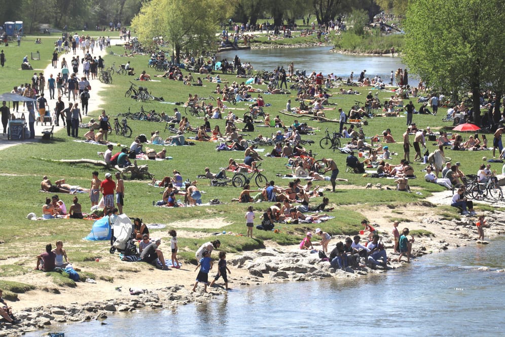 Sommer in München und die Menschen strömten in Massen an die Isar (Archivbild): weniger Grün, mehr Hitze.