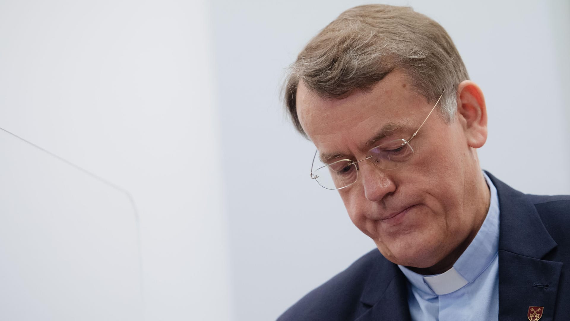Der Angeklagte Dariusz Oko steht im Amtsgericht hinter der Anklagebank (Archivbild): Er muss sich für Volksverhetzung vor Gericht verantworten.