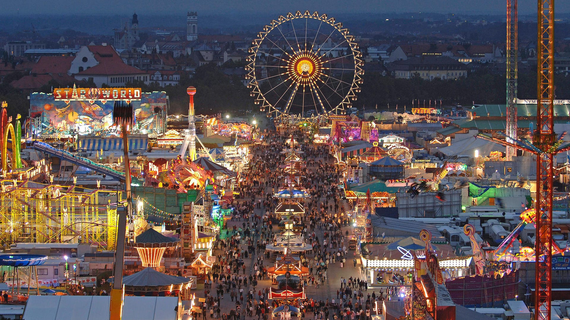 Fahrgeschäfte und beleuchtete Zelte beim Oktoberfest (Archivbild): Das Original gibt es nur in München. Fahrgeschäfte und beleuchtete Zelte beim Oktoberfest (Archivbild): Das Original gibt es nur in München.