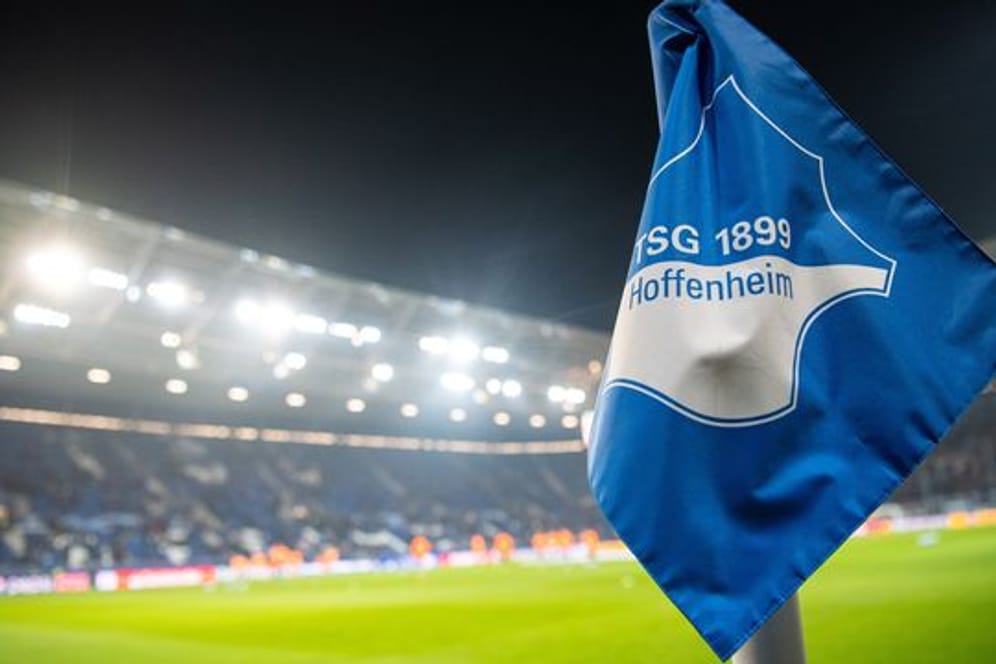 Eine Eckfahne mit dem Logo der TSG 1899 Hoffenheim steht im Stadion.