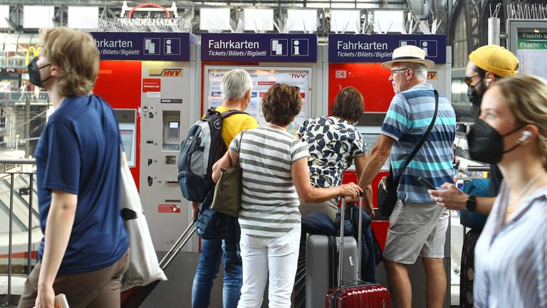 Hamburger Hauptbahnhof: Drei Monate lang können Bürger das 9-Euro-Ticket erwerben.