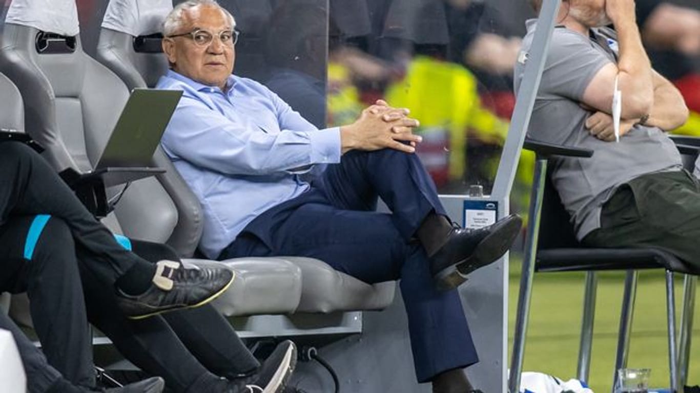 Der Cheftrainer Felix Magath von Hertha BSC verfolgt das Spiel gegen die Hamburger mit ernstem Blick.
