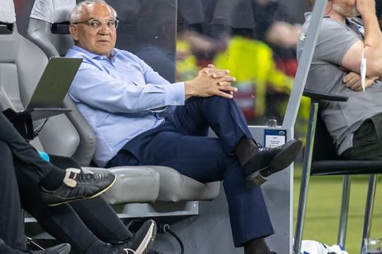 Der Cheftrainer Felix Magath von Hertha BSC verfolgt das Spiel gegen die Hamburger mit ernstem Blick.