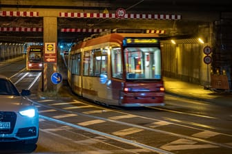 Die Linie 5 der Nürnberger Straßenbahn (Symbolbild): Die Rechtslage bei Unfällen zwischen Autos und Bahnen bleibt kompliziert.