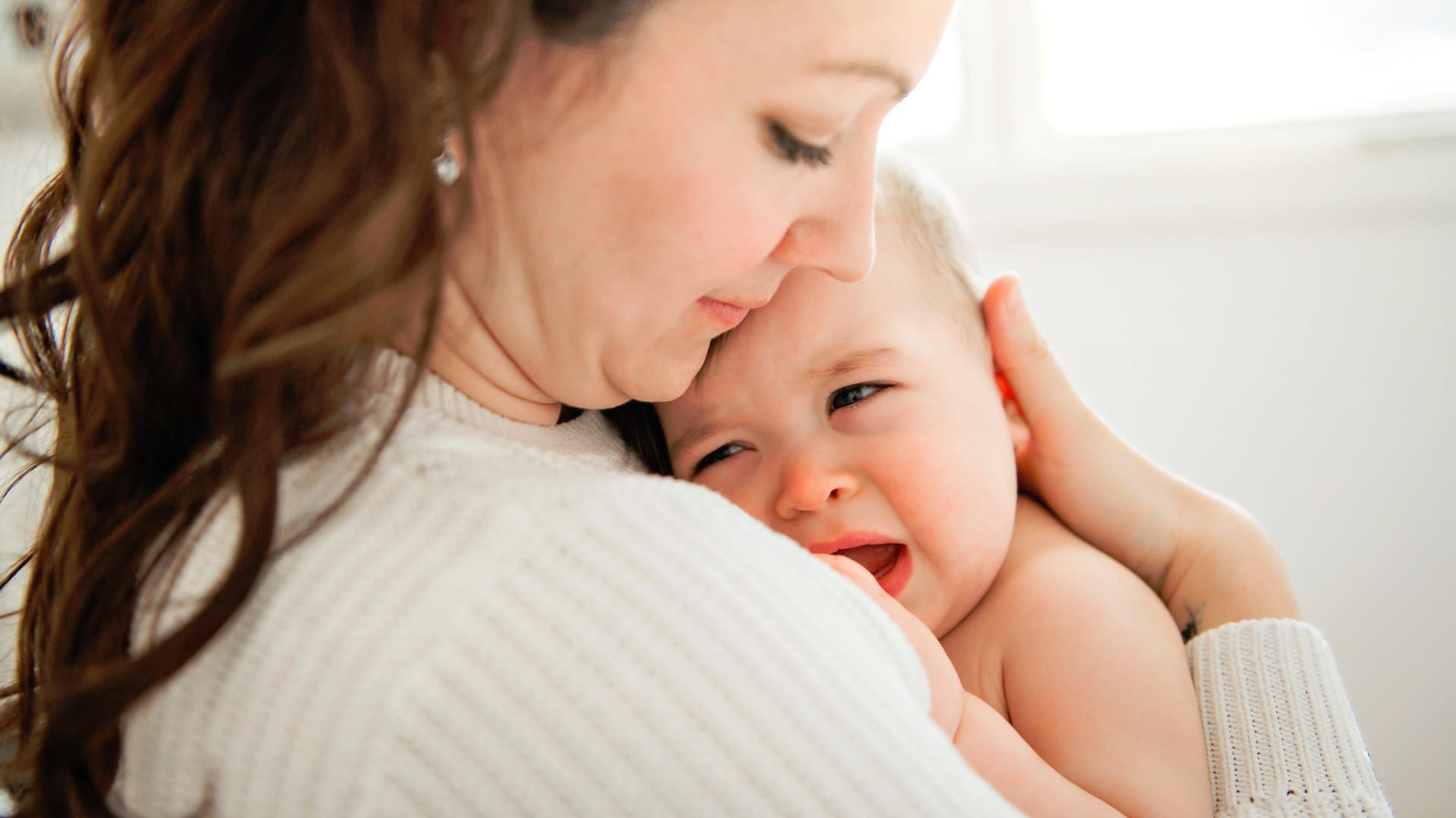 Eine Mutter tröstet ihr Baby.