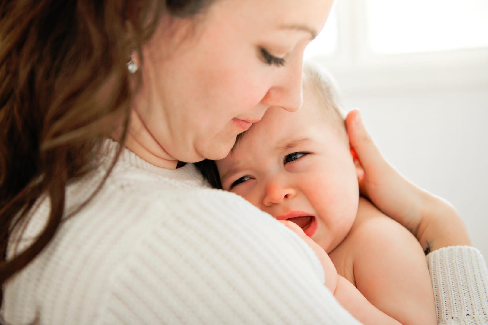 Eine Mutter tröstet ihr Baby.