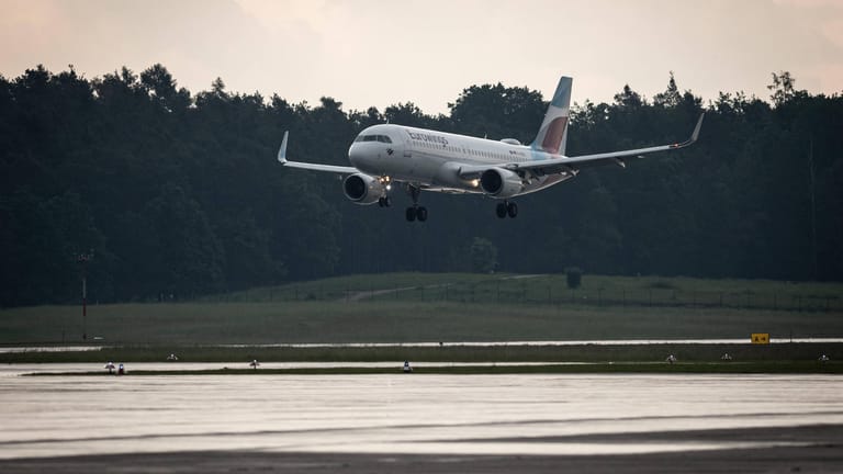 Eine Eurowings-Maschine im Landeanflug (Symbolbild): Die Piloten konnten den Flieger sicher landen.