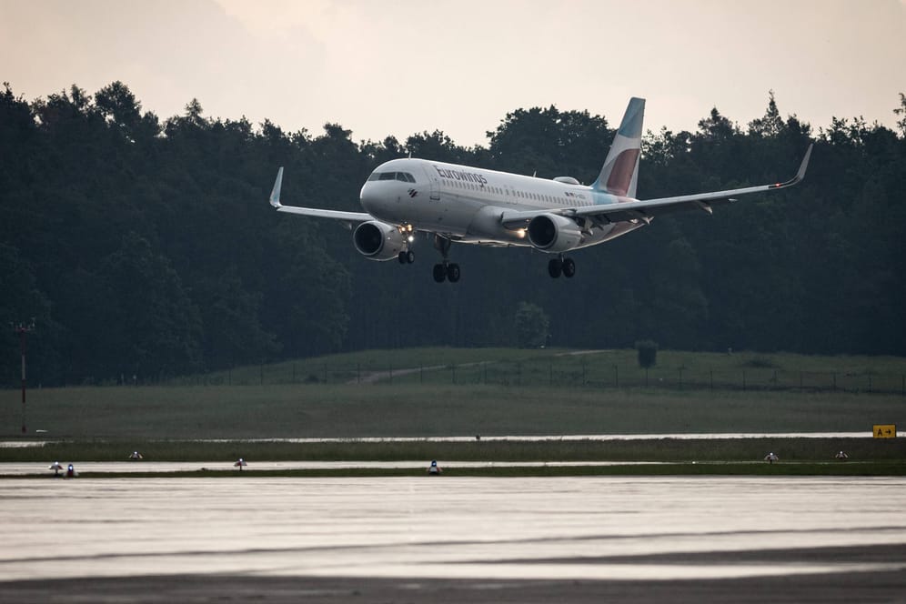 Eine Eurowings-Maschine im Landeanflug (Symbolbild): Die Piloten konnten den Flieger sicher landen.