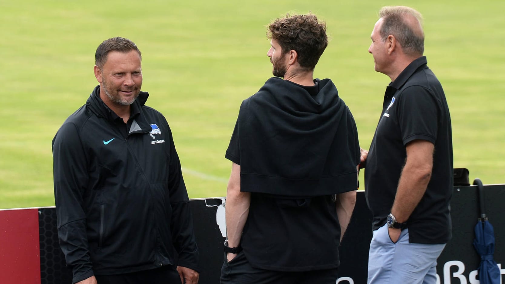 Pál Dárdai (l.), Arne Friedrich (m.) und Carsten Schmidt im Sommer 2021: Drei Personen, die weniger als ein Jahr später nicht mehr Teil von Hertha BSC sind.