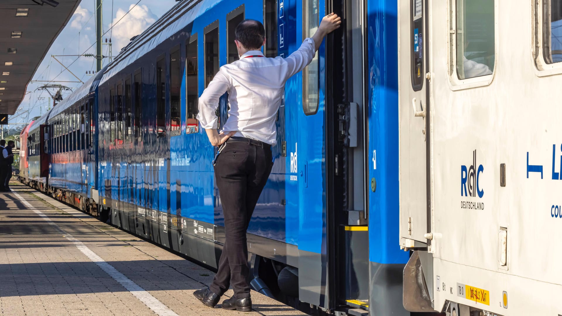 Der Alpen-Sylt-Express an einem Bahnhof (Archivbild): Der Zug verbindet unter anderem den Bodensee mit der Nordseeinsel Sylt.