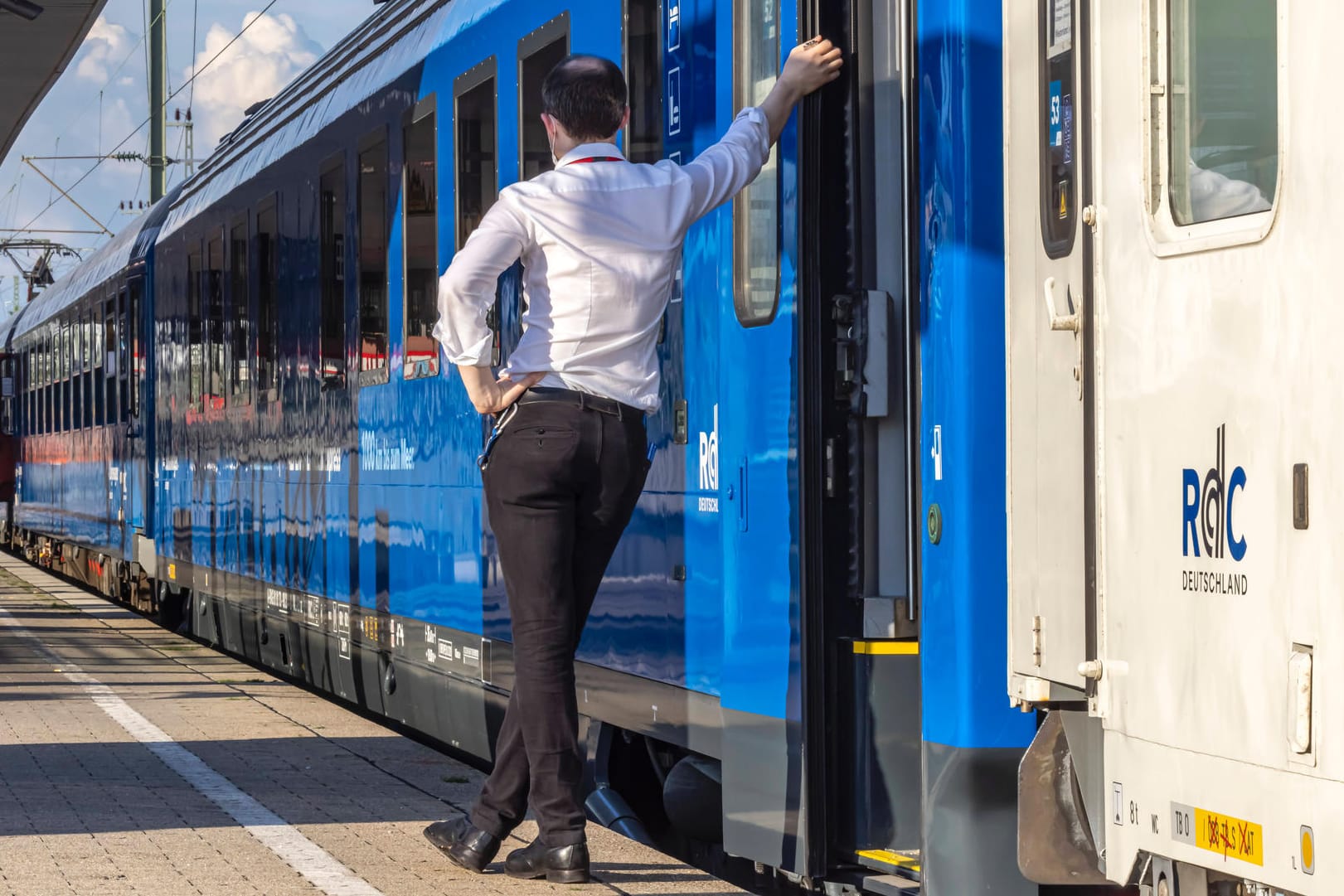 Der Alpen-Sylt-Express an einem Bahnhof (Archivbild): Der Zug verbindet unter anderem den Bodensee mit der Nordseeinsel Sylt.