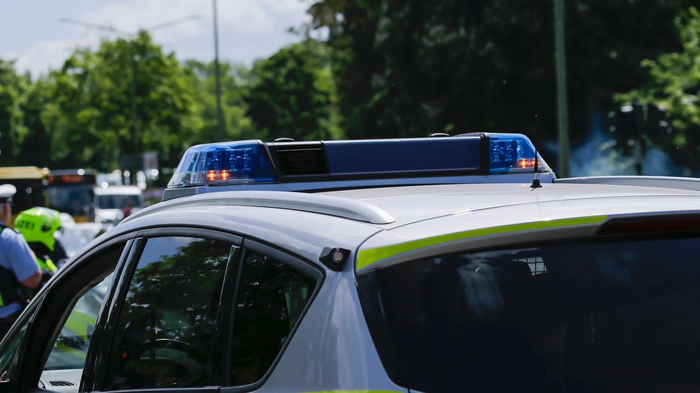 Blaulichtanlage auf einem Einsatzfahrzeug (Symbolbild): Die Polizei führt interne Ermittlungen über die Bearbeitung des Falls.