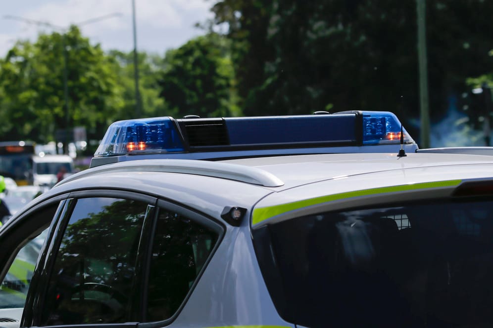 Blaulichtanlage auf einem Einsatzfahrzeug (Symbolbild): Die Polizei führt interne Ermittlungen über die Bearbeitung des Falls.