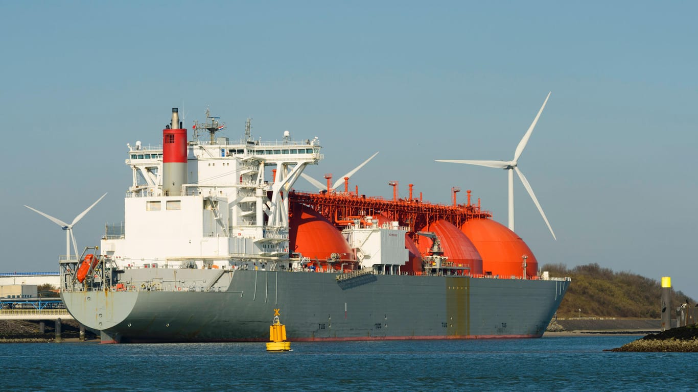Ein Schiff am LNG-Terminal in niederländischen Rotterdam (Symbolbild): Deutschland plant an drei Standorten Flüssigerdgas-Terminals zu bauen.