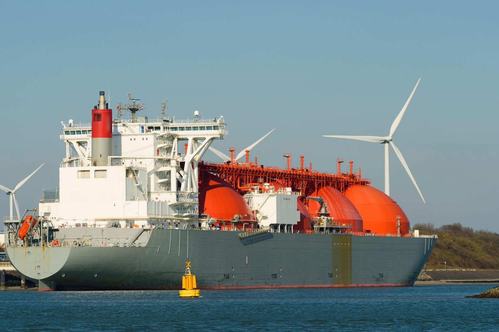 Ein Schiff am LNG-Terminal in niederländischen Rotterdam (Symbolbild): Deutschland plant an drei Standorten Flüssigerdgas-Terminals zu bauen. Ein Schiff am LNG-Terminal in niederländischen Rotterdam (Symbolbild): Deutschland plant an drei Standorten Flüssigerdgas-Terminals zu bauen.
