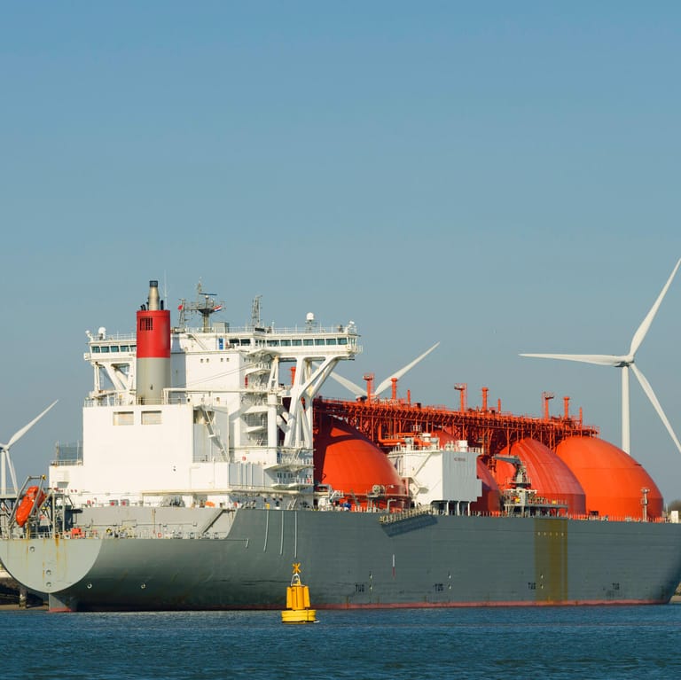 Ein Schiff am LNG-Terminal in niederländischen Rotterdam (Symbolbild): Deutschland plant an drei Standorten Flüssigerdgas-Terminals zu bauen.