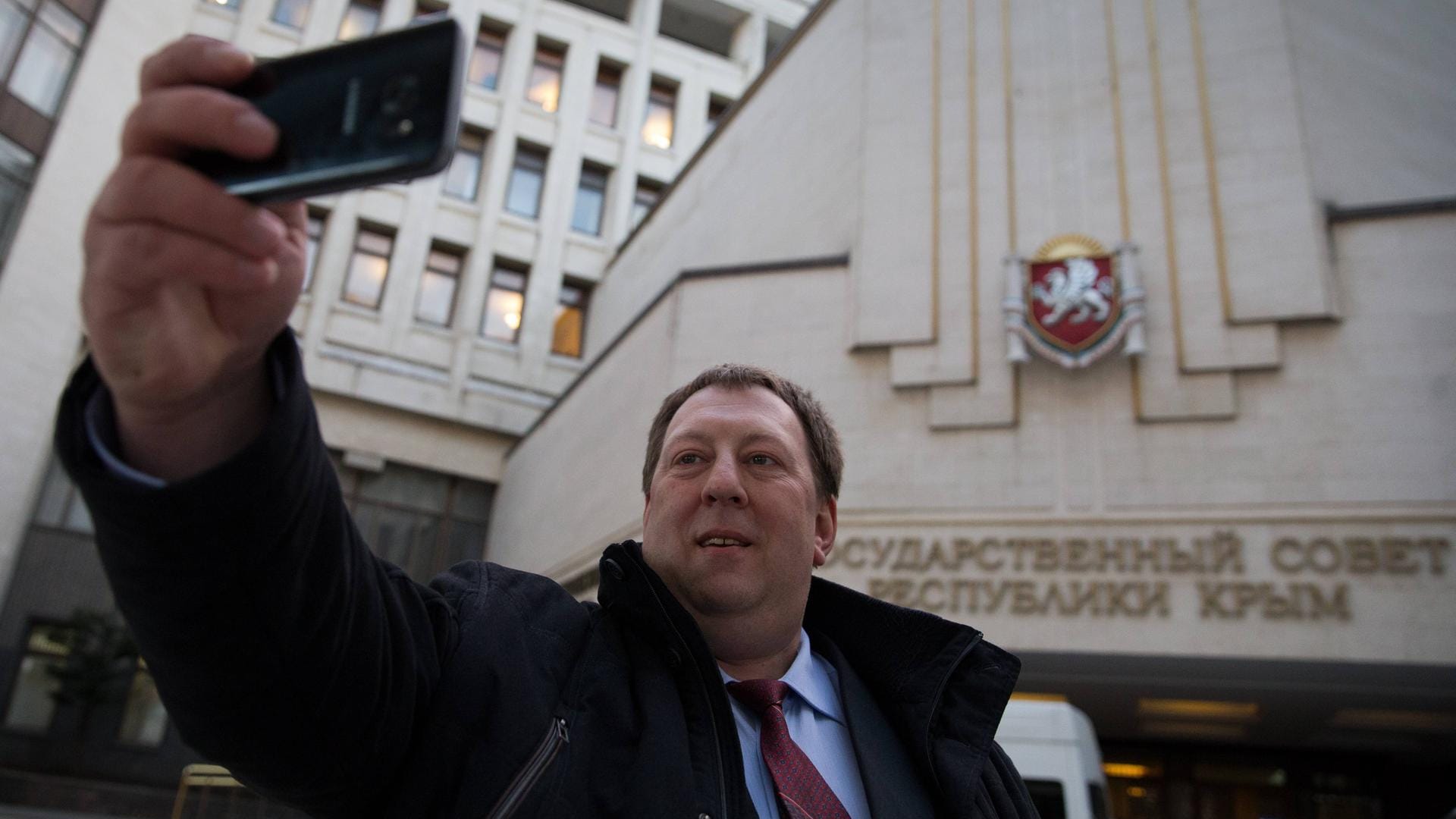 Gunnar Lindemann macht ein Selfie bei einem Besuch auf der russisch besetzten Krim (Archivbild): Sein Sohn war bei der Reise dabei, ein später gelöschtes Facebook-Foto zeigt ihn mit einer Kalaschnikow.