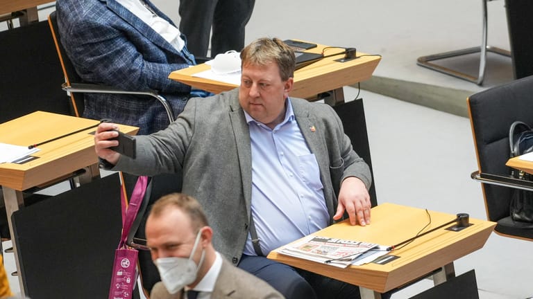Gunnar Lindemann macht im Berliner Abgeordnetenhaus ein Selfie (Archivbild): Im Netz präsentiert sich der AfD-Politiker als Showkoch.