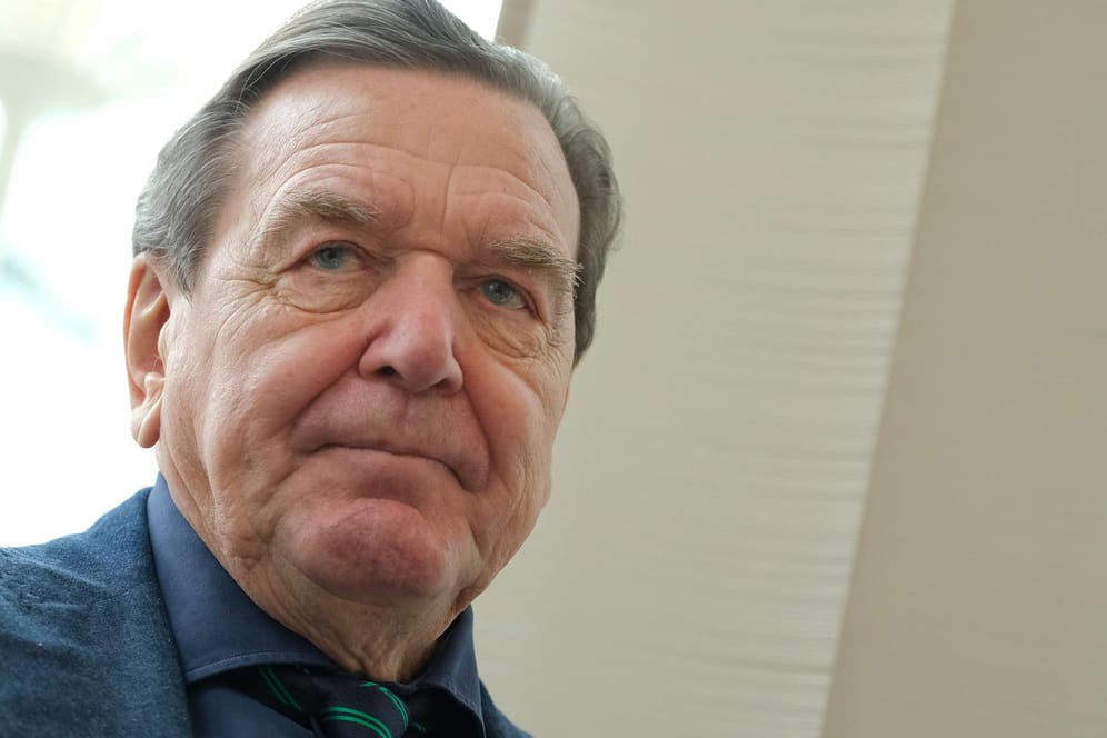 Gerhard Schröder: Der Altkanzler steht heftig in der Kritik – und schmeißt nun beim russischen Unternehmen Rosneft hin.