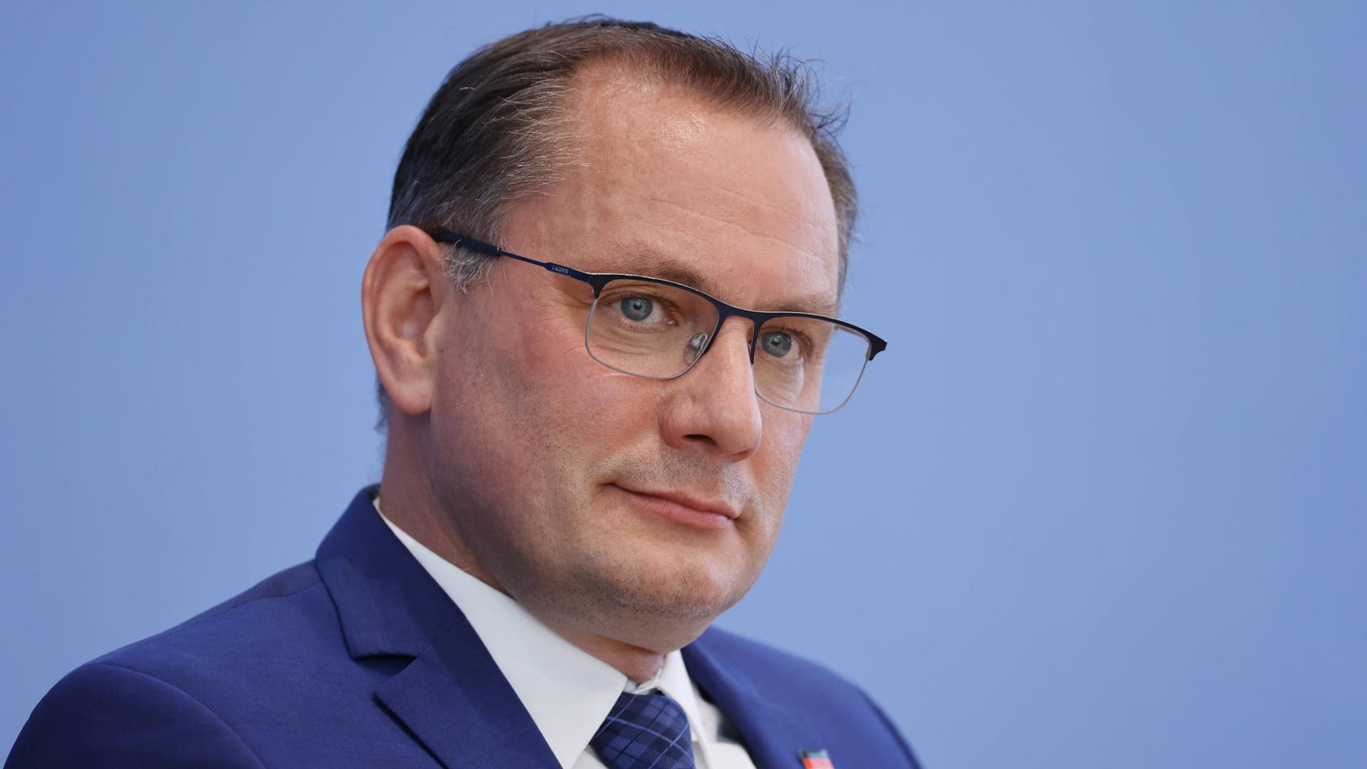 Tino Chrupalla, Bundessprecher der AfD und Vorsitzender der AfD-Bundestagsfraktion: Er beschwert sich, ihm sei vom Vorstand "in die Knie gehackt" worden.