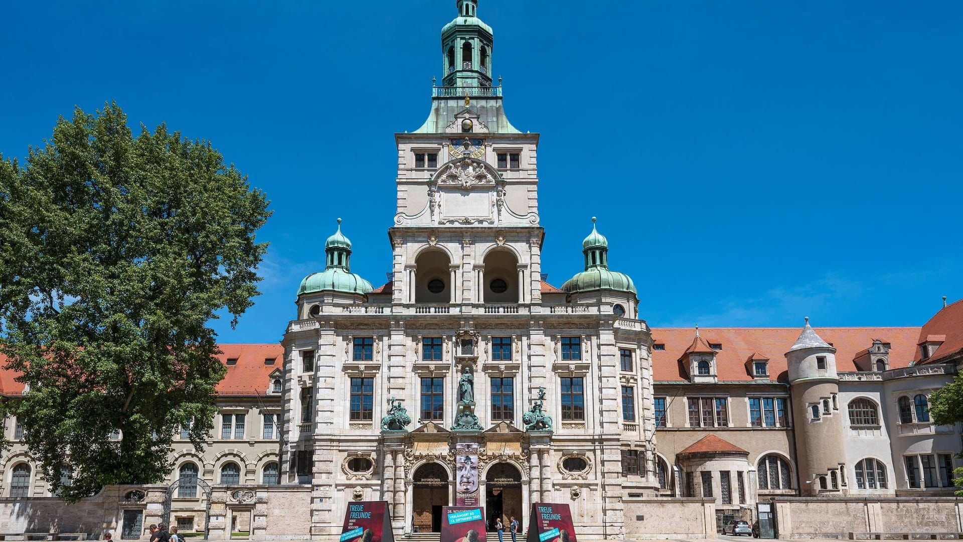 Außenansicht des Bayerischen Nationalmuseums in München (Symbolbild): Die Büste hat einen geschätzten Wert von mehr als einer Million Euro.