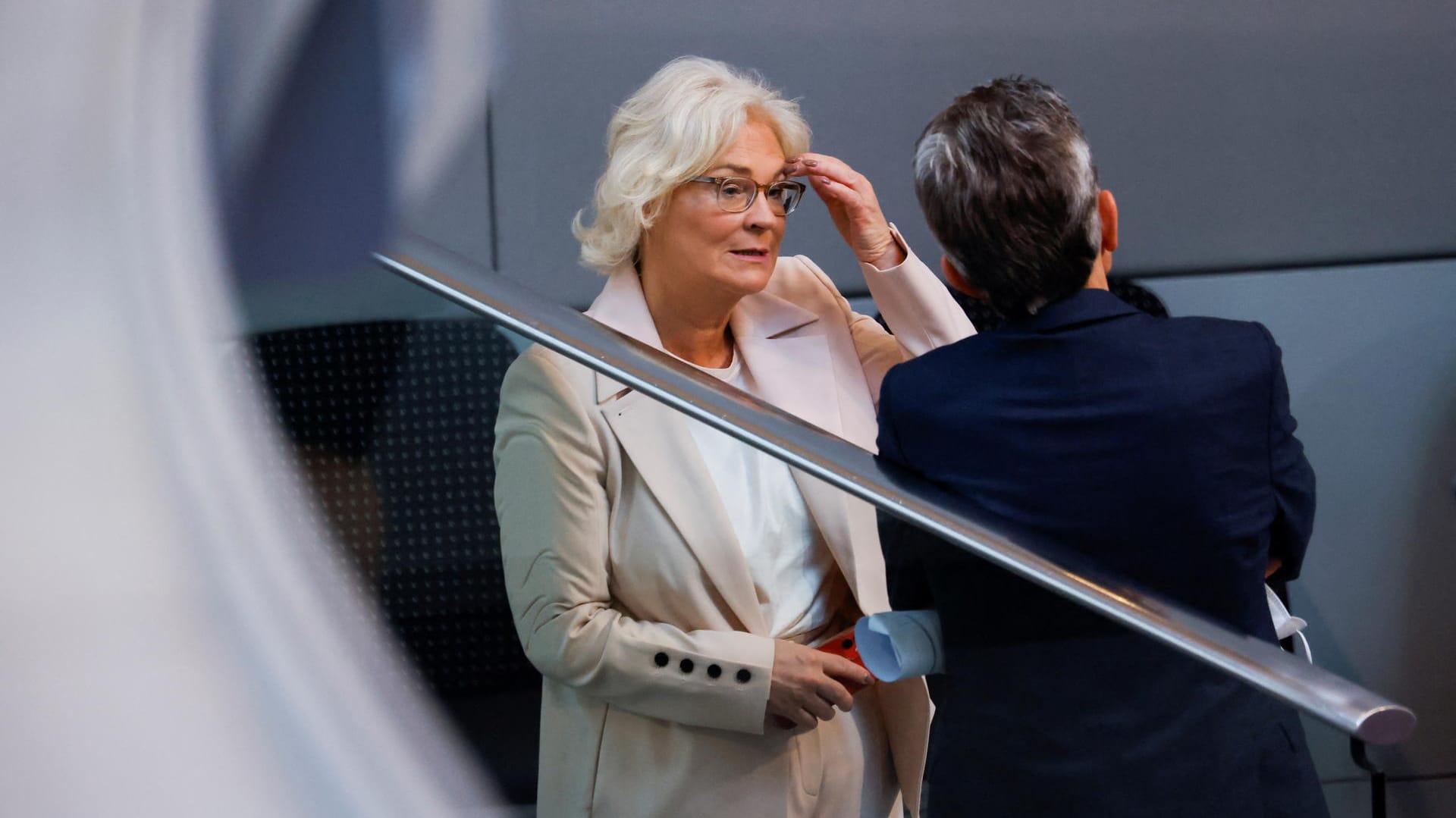 Plausch im Bundestag: Verteidigungsministerin Christine Lambrecht am Freitag im Gespräch mit SPD-Fraktionschef Rolf Mützenich.