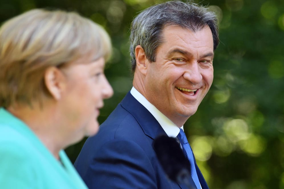 Angela Merkel, ehemalige Bundeskanzlerin (l) und Markus Söder, Ministerpräsident von Bayern: Noch heute pflegen sie SMS-Kontakt miteinander.