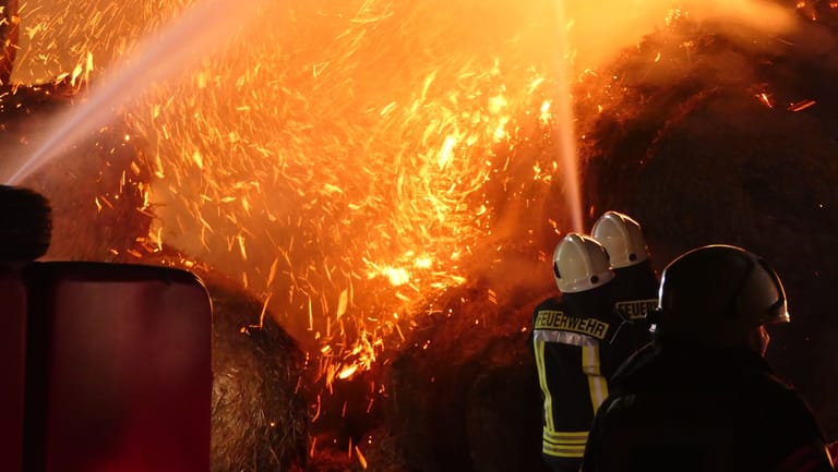 Einer der Brände: Feuerwehrleute kämpfen gegen Flammen, das Feuer haben Kollegen gelegt.