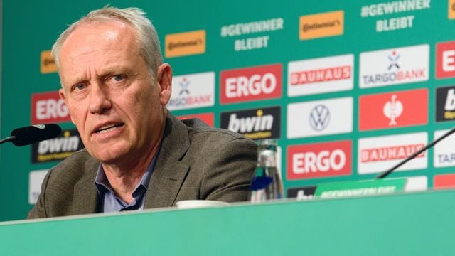 Freiburgs Trainer Christian Streich freut sich auf das Pokalfinale. Freiburgs Trainer Christian Streich freut sich auf das Pokalfinale.