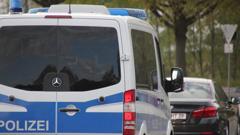 Ein Einsatzwagen in München (Archivbild): Die 18-Jährige landete verletzt im Krankenhaus.