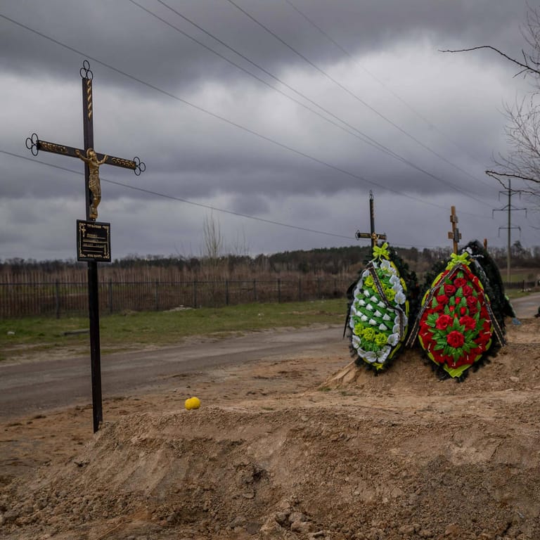 Gräber am Straßenrand in Butscha: Den russischen Truppen wird vorgeworfen, in den Kiewer Vorort Kriegsverbrechen gegangen zu haben.