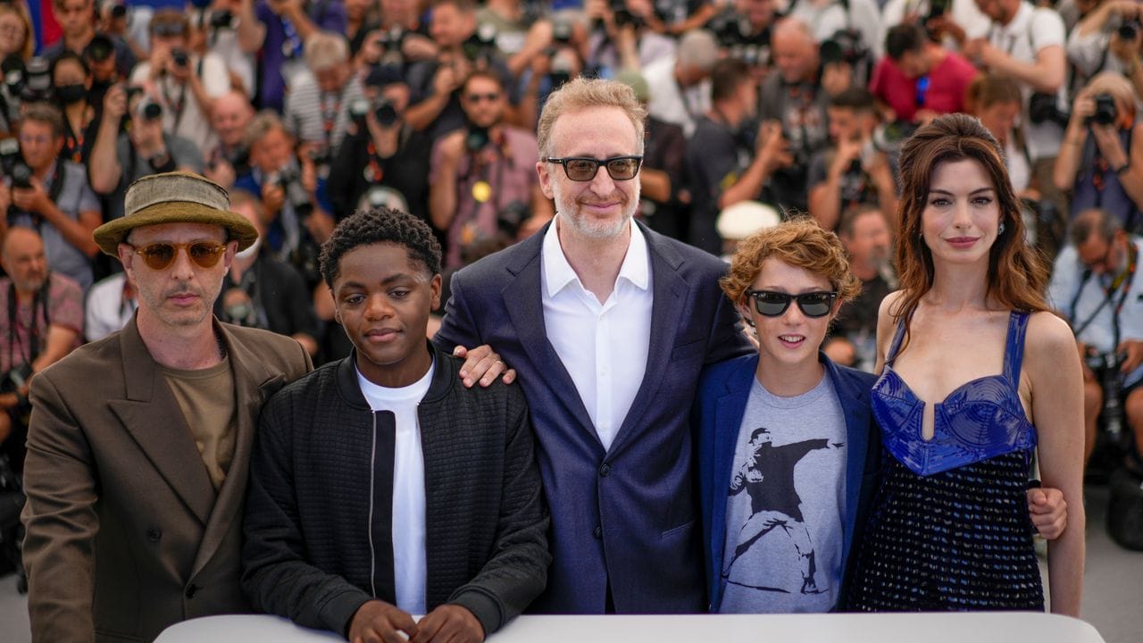 Jeremy Strong (l-r), Jaylin Webb Regisseur James Gray, Michael Banks Repeta und Anne Hathaway stellten "Armageddon Time" in Cannes vor. Jeremy Strong (l-r), Jaylin Webb Regisseur James Gray, Michael Banks Repeta und Anne Hathaway stellten "Armageddon Time" in Cannes vor.