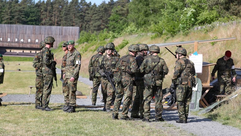 Eine Bundeswehrtruppe an einem Schießübungsplatz (Symbolfoto): Der angehende Offizier ist trotz seines illegalen Waffendepots in Freiheit.