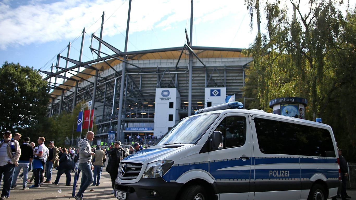 Polizeiauto steht vor dem Volksparkstadion: Zum Spiel HSV gegen Hertha erwartet die Polizei Kategorie-C-Fans.