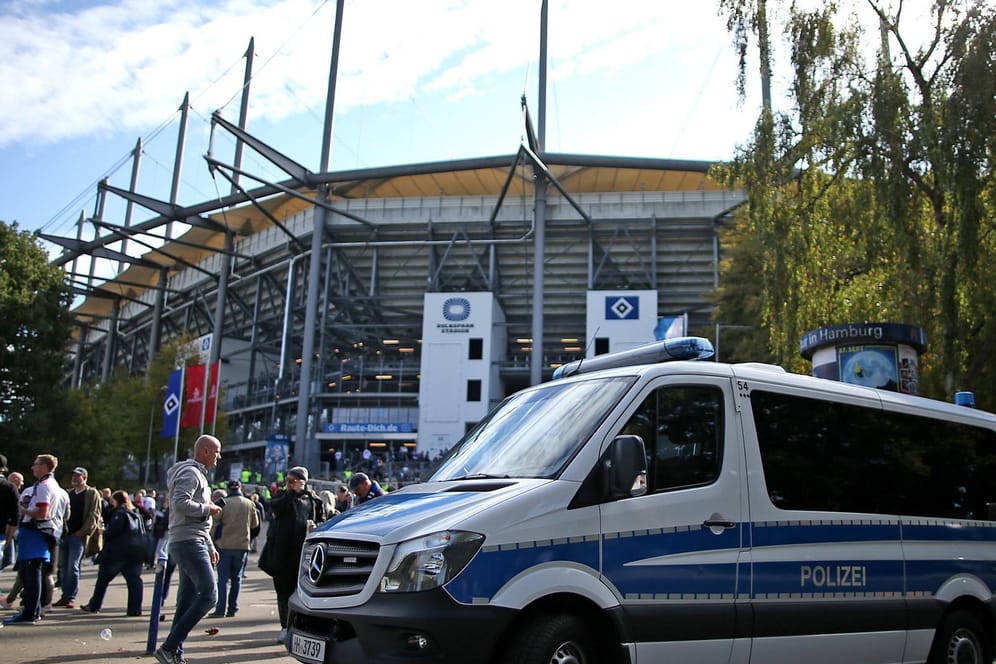Polizeiauto steht vor dem Volksparkstadion: Zum Spiel HSV gegen Hertha erwartet die Polizei Kategorie-C-Fans.