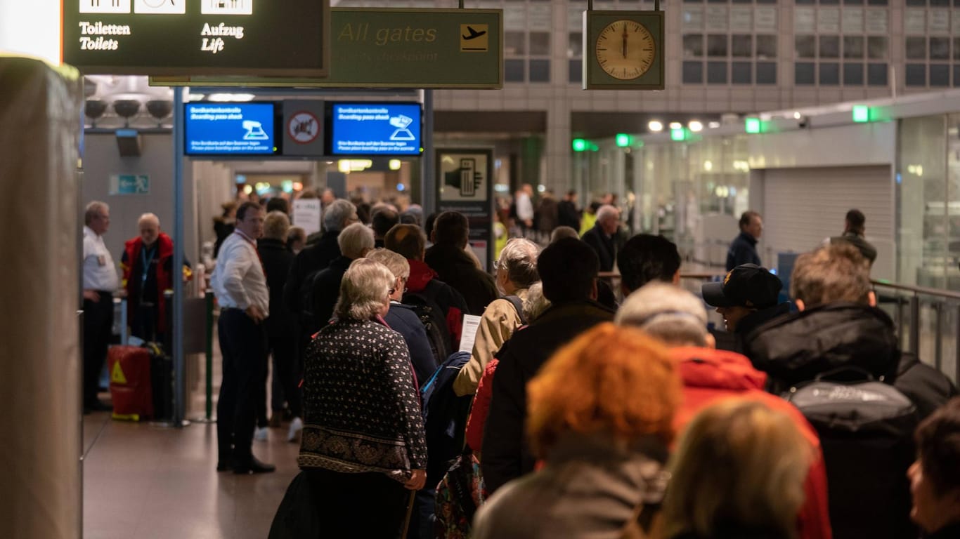 Lange Schlangen vor der Sicherheitskontrolle am Flughafen (Archivbild): Krankheitsbedingte Ausfälle bei der Sicherheitsfirma hatten für die Wartezeiten gesorgt.