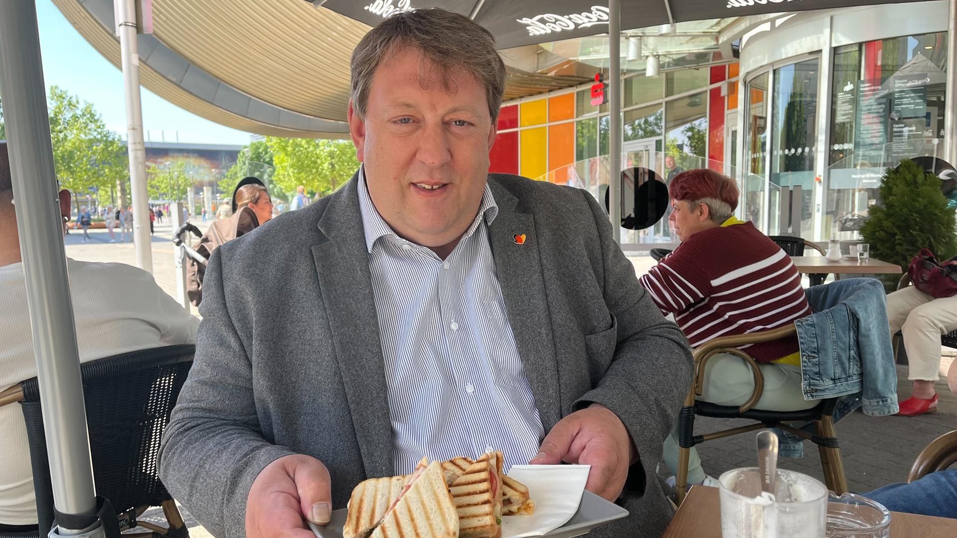 Gunnar Lindemann präsentiert stolz seinen Toast während des Gesprächs mit t-online: Online zeigt er gerne mal, wie man Dosengulasch zubereitet.