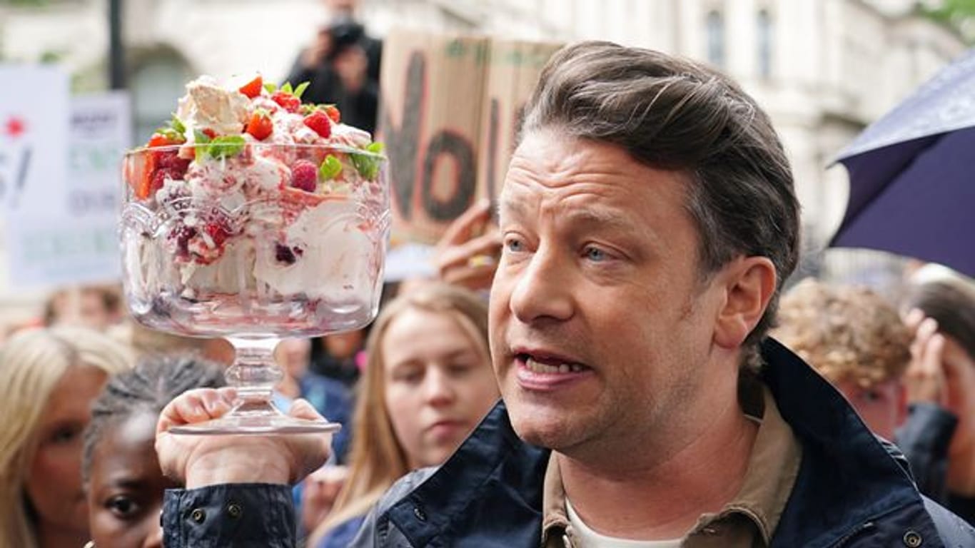 Jamie Oliver nimmt an der "What An Eton Mess-Demonstration" in London teil und fordert Premierminister Johnson auf, seine Kehrtwende bei der Anti-Adipositas-Strategie der Regierung zu überdenken.