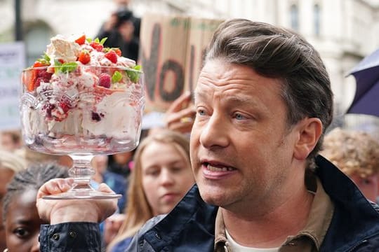 Jamie Oliver nimmt an der "What An Eton Mess-Demonstration" in London teil und fordert Premierminister Johnson auf, seine Kehrtwende bei der Anti-Adipositas-Strategie der Regierung zu überdenken.