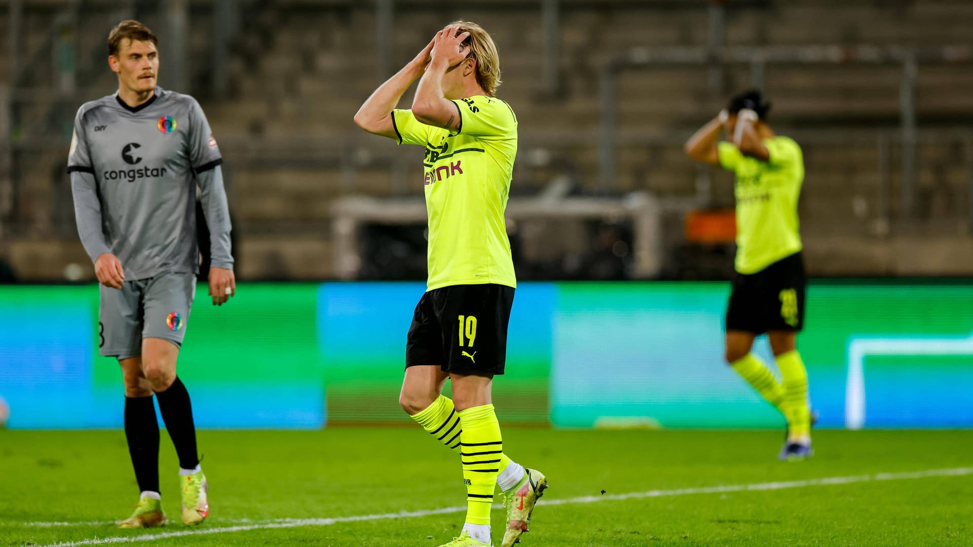 Im Pokal blamierten sich Julian Brandt und der BVB beim FC St. Pauli.