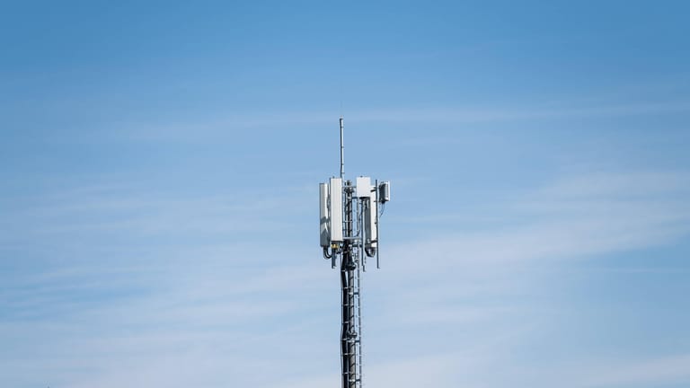 Ein Mobilfunkmast auf dem Dach eines Gebäudes (Symbolbild): Nicht jeder Ort in Mittelfranken ist an den Mobilfunk angebunden.