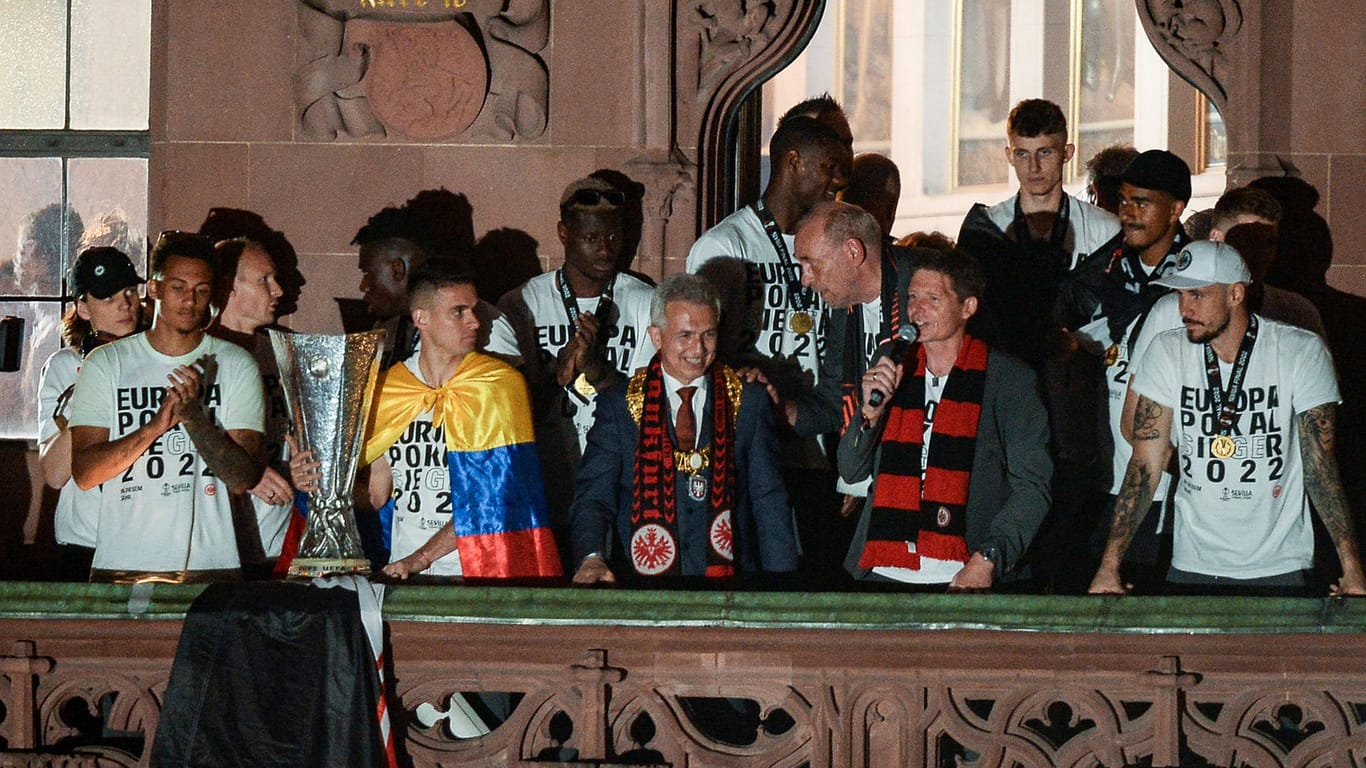 OB Peter Feldmann (in der Mitte mit Schal) auf dem Balkon des Römer mit der Mannschaft: Er sorgte mal wieder für einen peinlichen Auftritt.